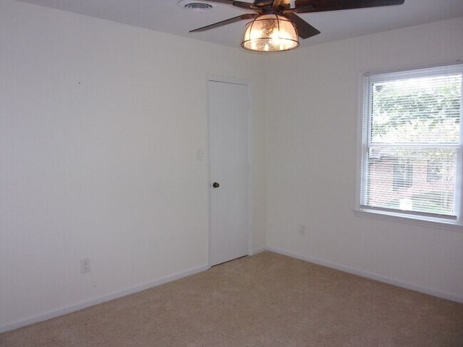 Building Photo - Fully Renovated 2 Bedroom 1 1/2 Bath Townh...