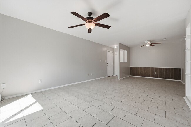 Building Photo - 8160 Stonebrook Dr