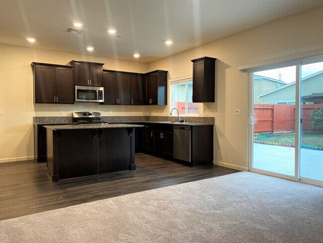 Building Photo - Spacious 4 bedroom/2 bath home waiting to ...