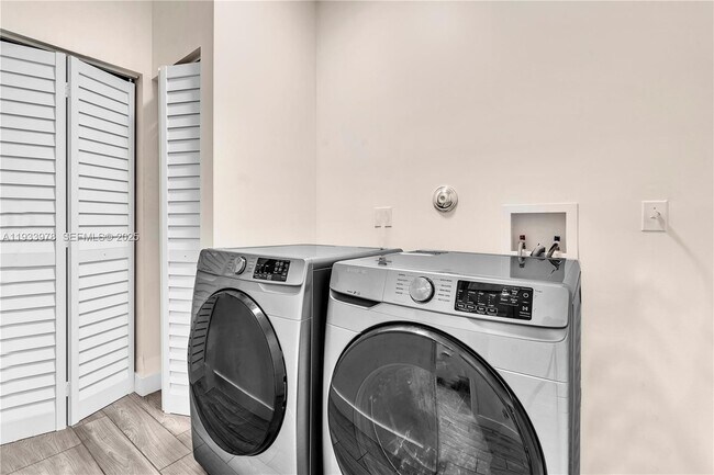 Building Photo - 8520 Vía Romana