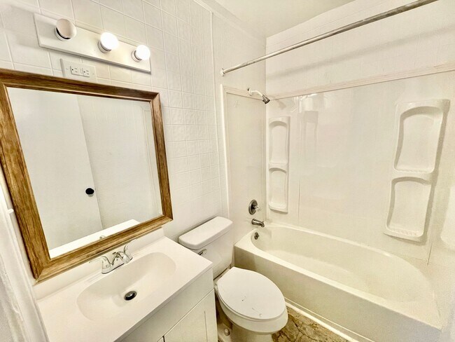 Building Photo - Freshly renovated 3 Bed 1 Bath Home Near UNCG!