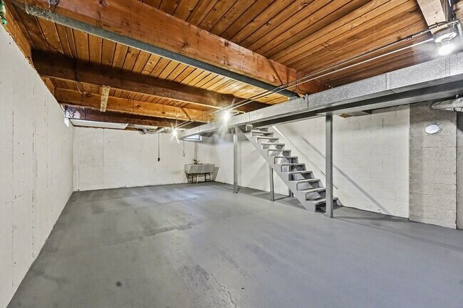 Building Photo - 1300 Northfield Ave NE