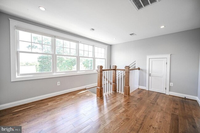 Building Photo - 2314 N Kenmore St