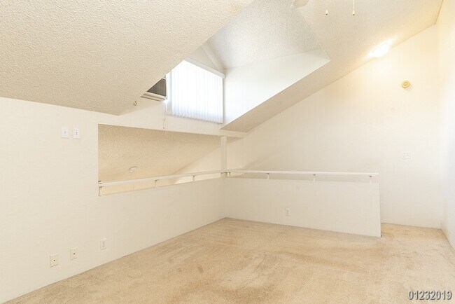 Building Photo - 2BR/2BA/2PKG UPPER LEVEL TOWNHOUSE (CROSS ...