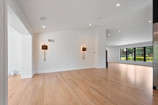 Building Photo - 6600 N Kenton Ave