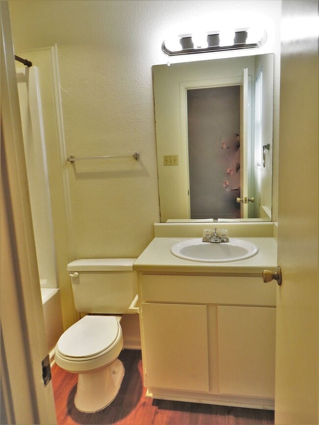 Building Photo - 705