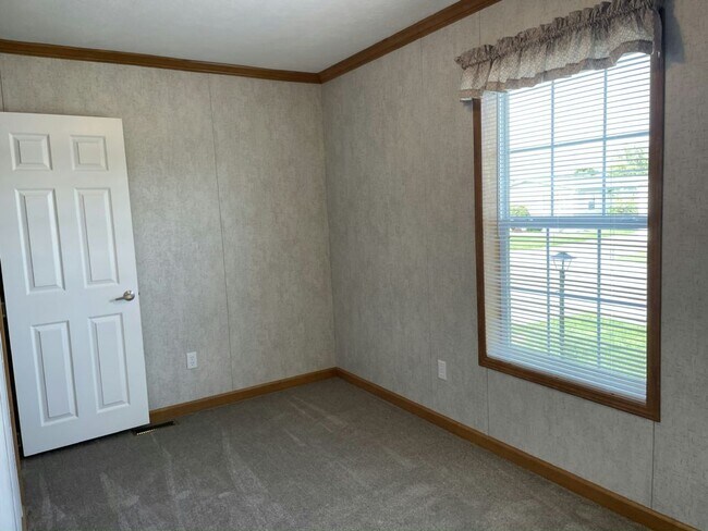 Building Photo - 638 Birchwood Dr