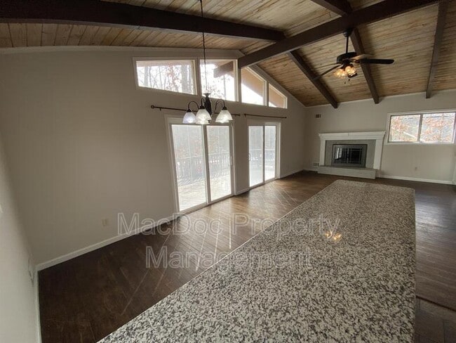 Building Photo - 3621 Lakeview Pkwy