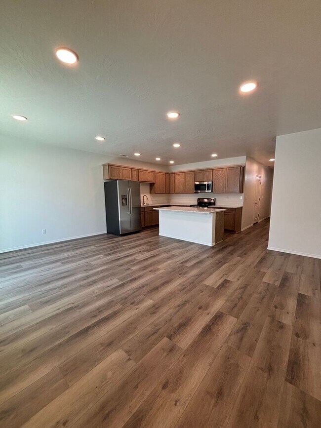 Building Photo - Newly Built Townhome!