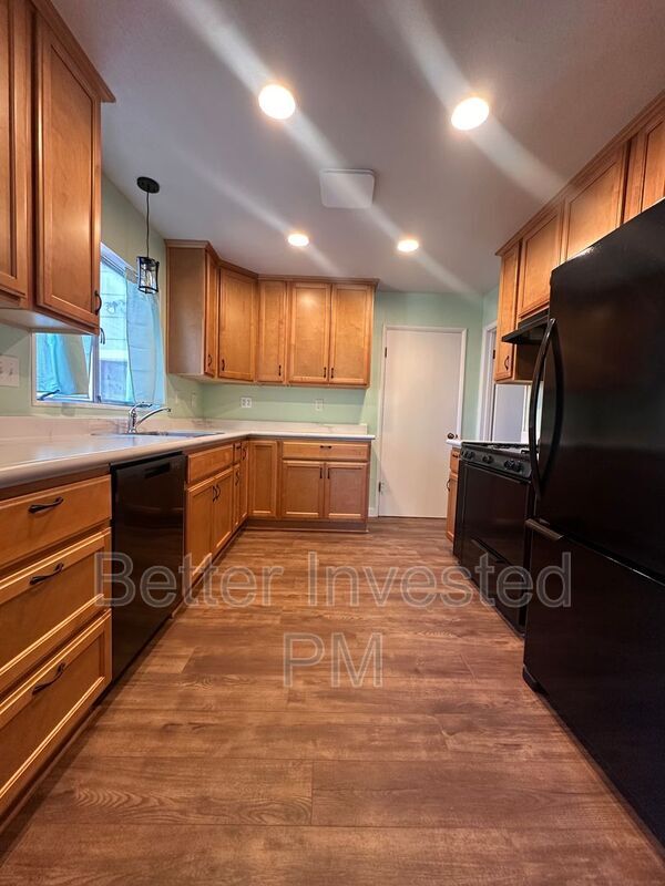 Building Photo - 719 Parkside Dr