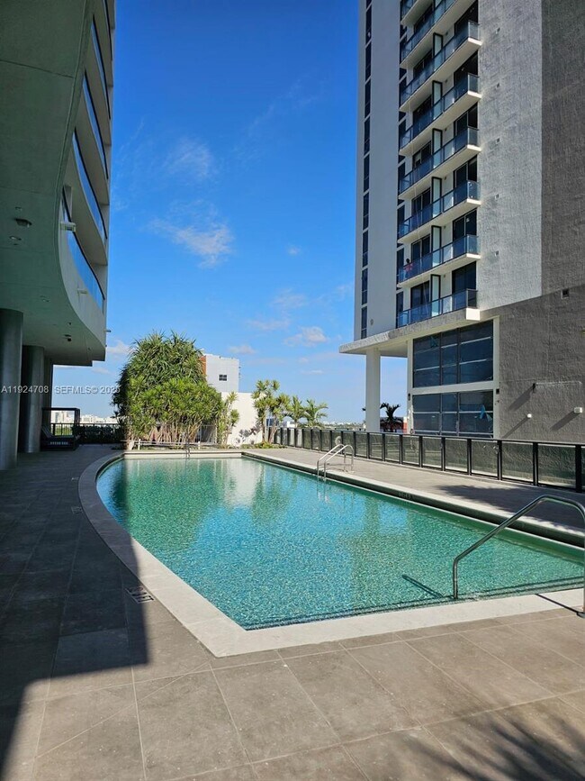 Building Photo - 1600 NE 1st Ave