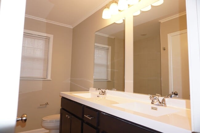 Building Photo - 1515 Kitchen St