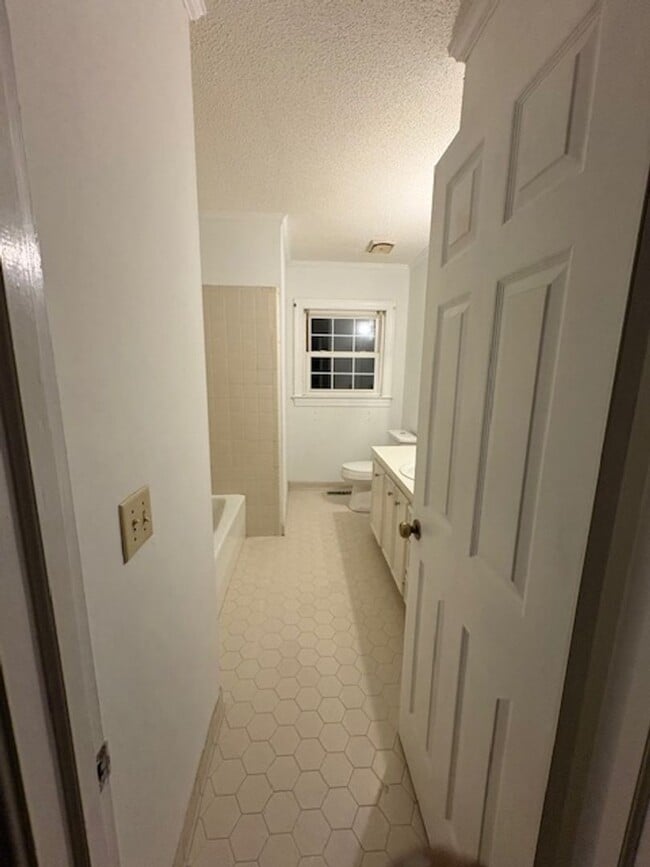 Building Photo - 2807 Westbrooke Dr