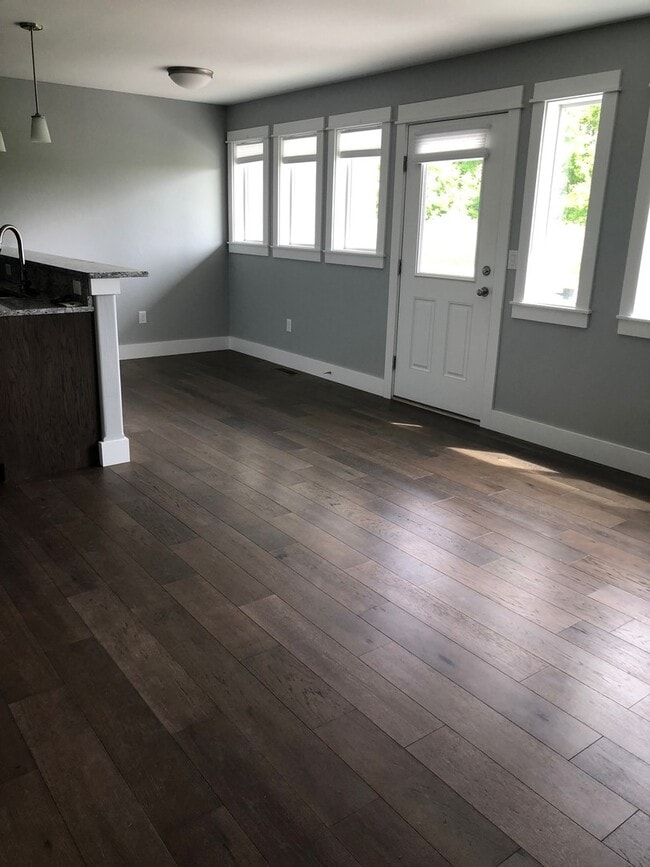 Building Photo - 3 Bedroom, 2 1/2 Bathroom Townhouse -2 weeks free rent with 1-year lease-