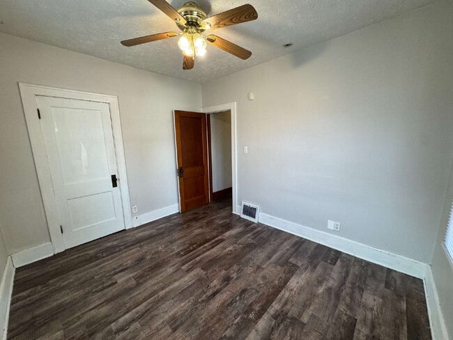 Building Photo - BIG SPACE. MODERN COMFORT. UNBEATABLE VALUE: 3 Bed, 2 Bath Duplex Delight!