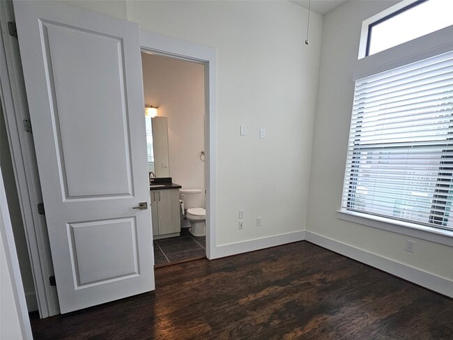 Building Photo - 2401 Crawford St