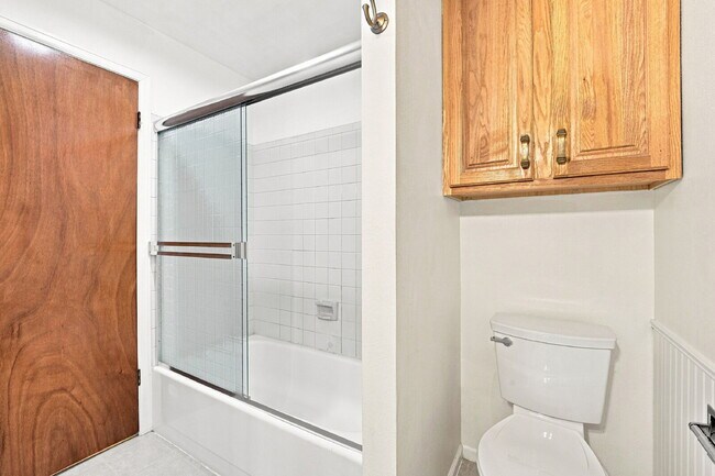 Building Photo - $1,595.95 2 bed, 2 bath located in Lakewood with a washer and dryer