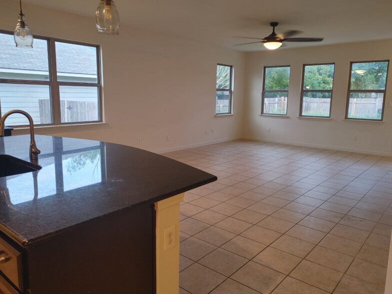 Building Photo - 1097 Violet Ln