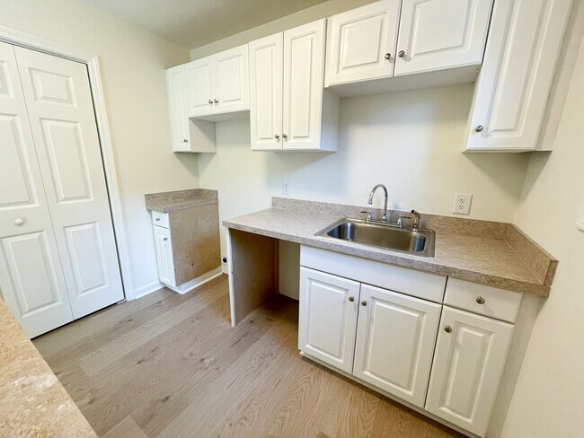 Building Photo - 1912 Devonwood Dr