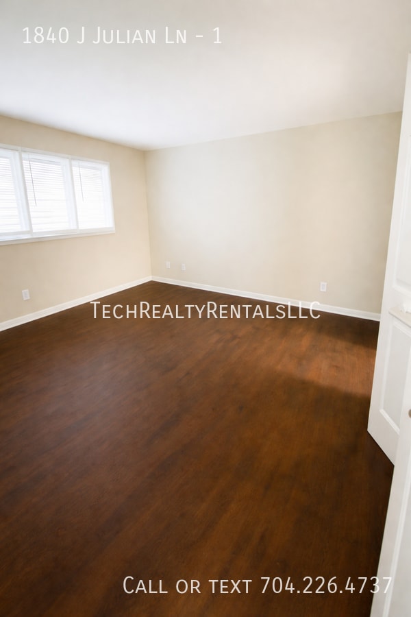 Building Photo - 1840 J Julian Ln