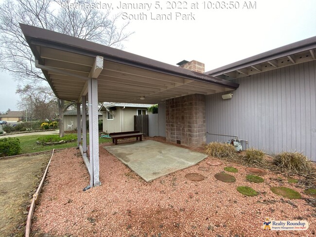 Building Photo - Unique, Cheery and Spacious Mid-Century Mo...