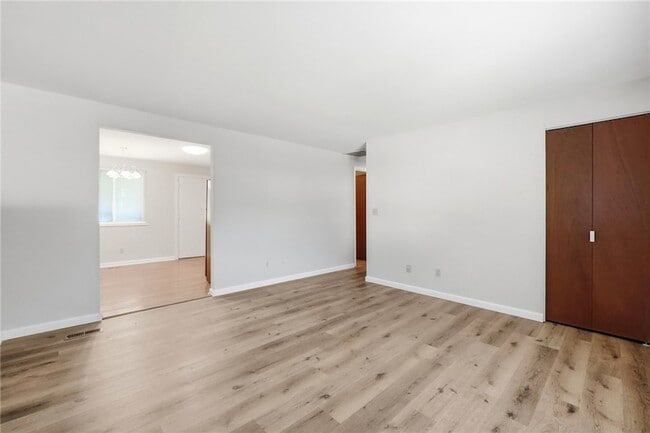 Building Photo - 6537 Highbury Rd