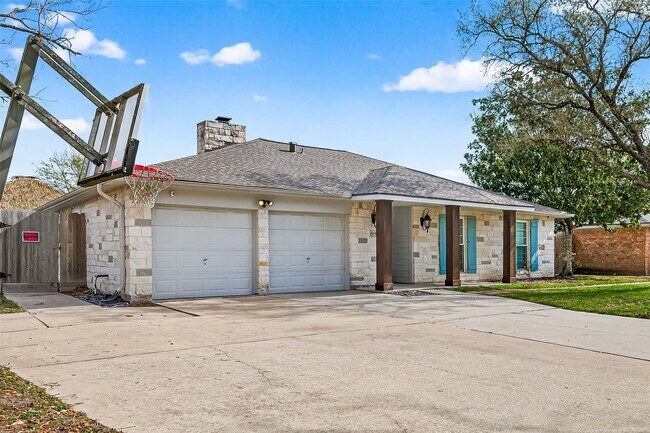 Building Photo - 805 Camelot Ln