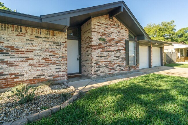 Building Photo - 2119 Williamsburg Ct S