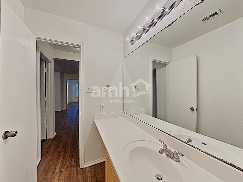 Building Photo - 1326 Hunt Crossing