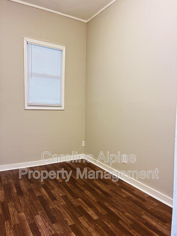 Building Photo - 104 Miller St