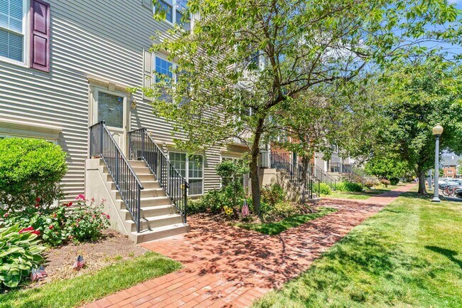 Building Photo - 156 Cottonwood St