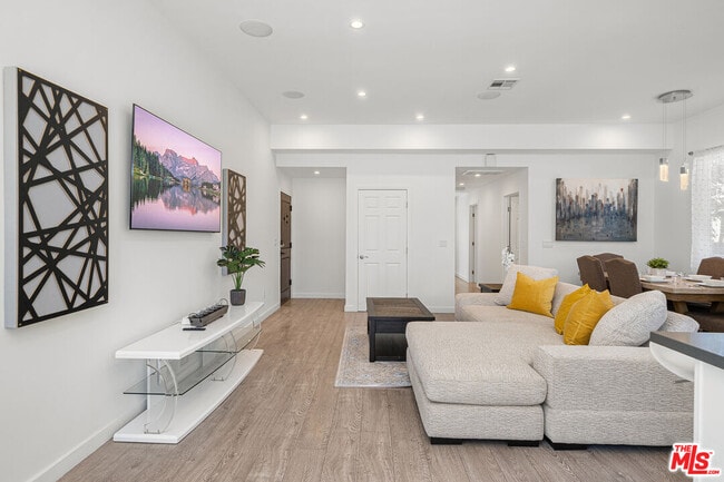 Building Photo - 5202 Topeka Dr