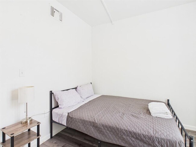 Building Photo - 911 W 22nd St