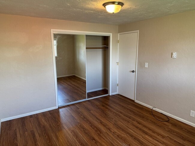 Building Photo - Updated 2 bed 1 bath duplex in Springfield!