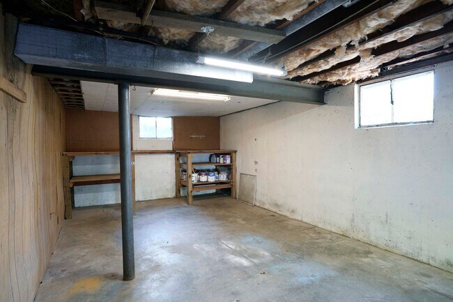 Building Photo - AVAILABLE NOW - Fully Updated 4 Bed / 2 Bath in Gladstone – Open Floor Plan + Large Fenced Yard!