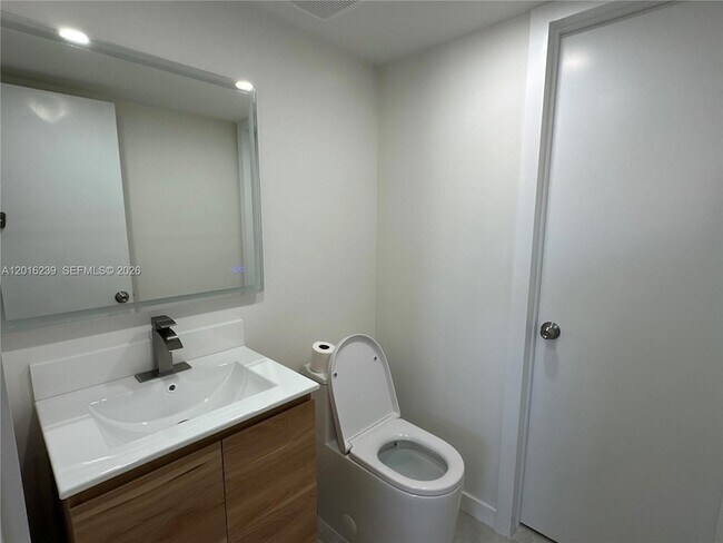 Building Photo - 8879 Fontainebleau Blvd