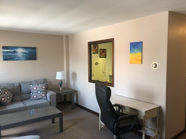 Living Room photo 3 - 118 E Washington St