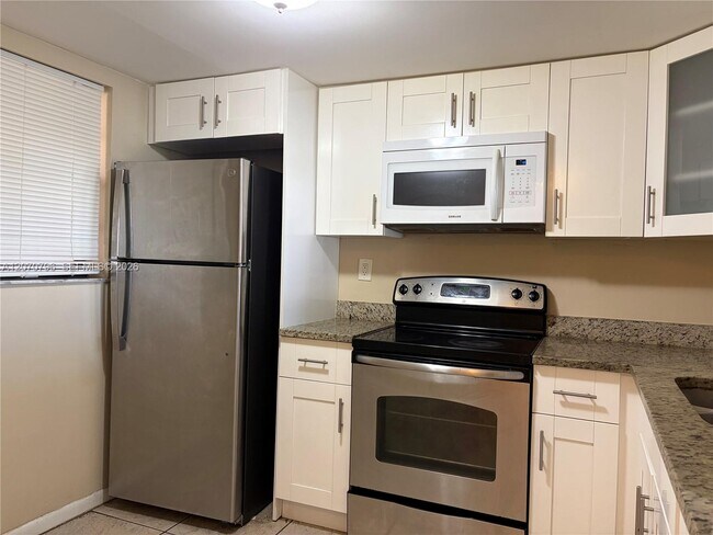 Building Photo - 10865 SW 112th Ave