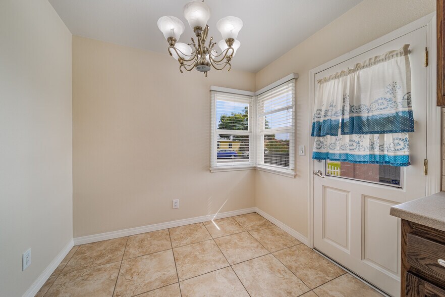 Building Photo - 549 N La Sena Ave