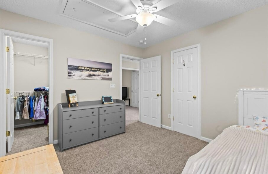 Building Photo - 512 Red Oak Ct