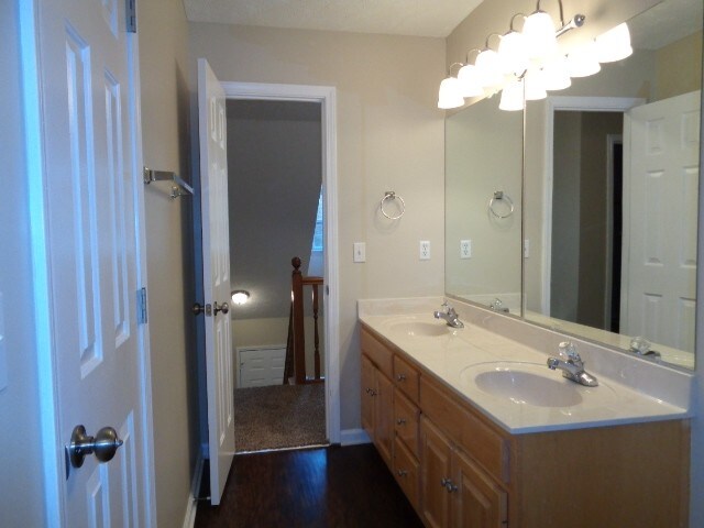 Building Photo - 114 Louise Dr