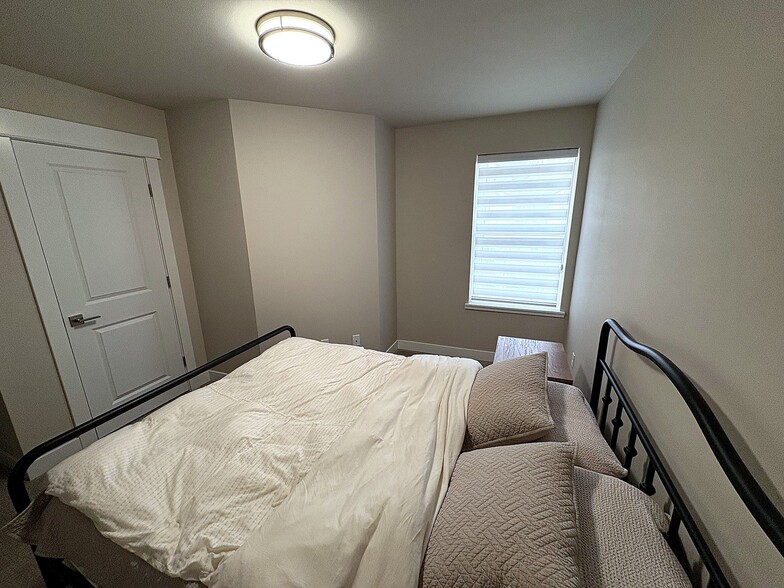Building Photo - 2600 Racquet Ln