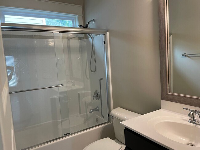 Building Photo - One level home with 2 Car Garage!