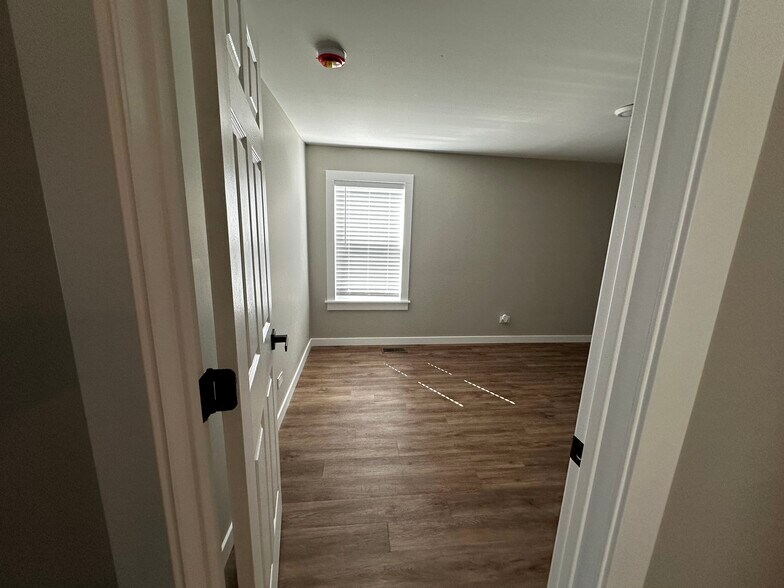 Building Photo - 3703 Blanchan Ave