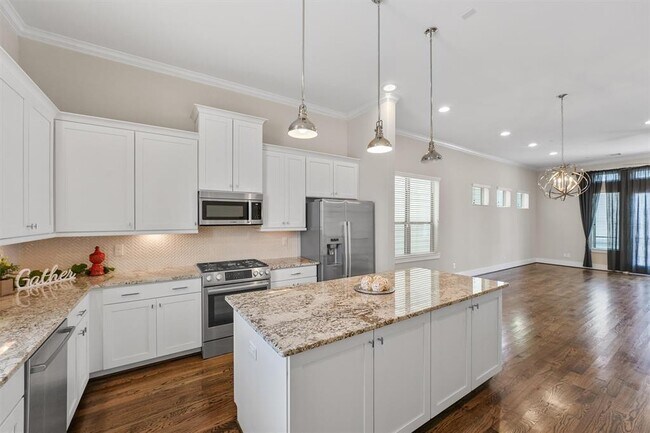 Building Photo - 5815 E Post Oak Ln
