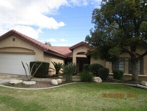 Building Photo - Southwest Bakersfield House with Pool