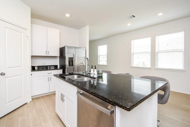 Building Photo - 18006 Whitetail Run Ln