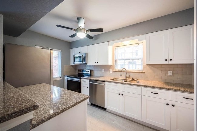 Building Photo - 402 Bendwood Dr