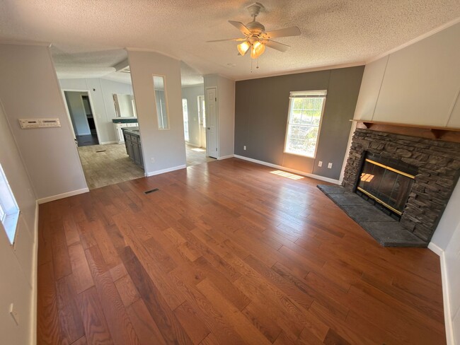 Building Photo - Christiansburg, 3 BR / 2 BA Available