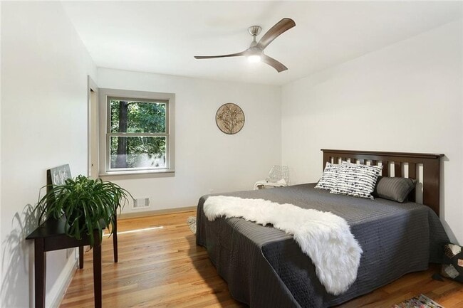 Building Photo - 1995 Commodore Ln